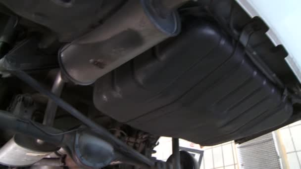 Reparación de coches en el garaje — Vídeo de stock