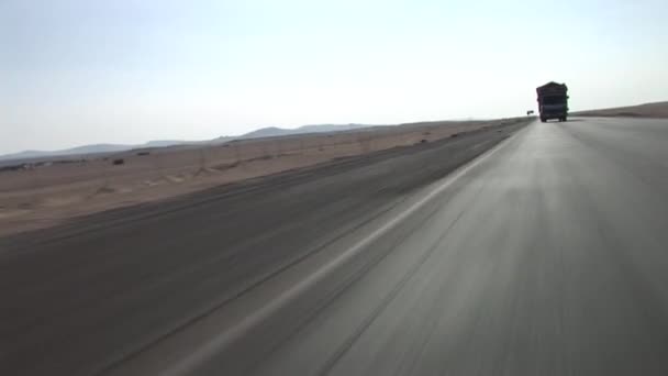 Camión en la carretera — Vídeos de Stock