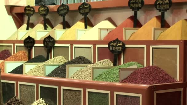 Specerijen op Egyptische marktplaats — Stockvideo