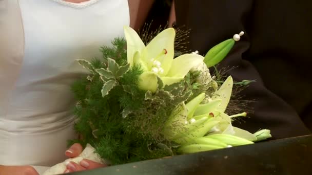 Sposa con mazzo di fiori — Video Stock