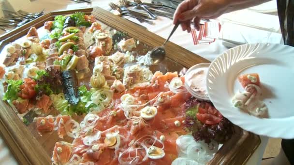 Pessoas que levam comida no buffet — Vídeo de Stock