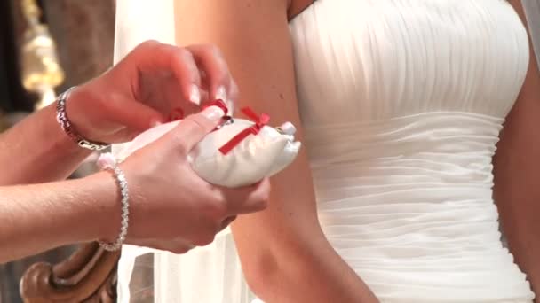 Свадебные кольца — стоковое видео