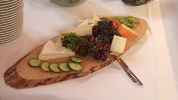 Тарелка сыра — стоковое видео