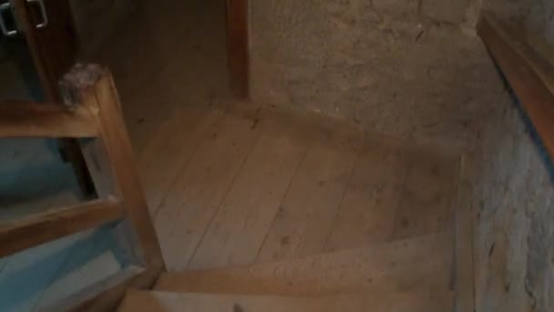 Спускаясь по лестнице — стоковое видео