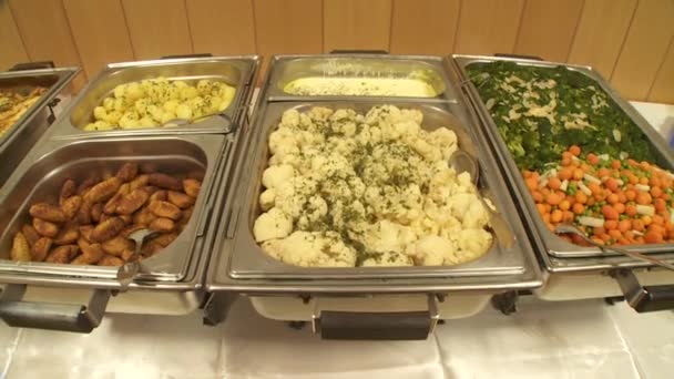 Potato and vegetables in the buffet — Stock Video