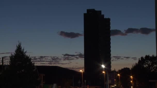 Здание офиса на фоне заката — стоковое видео