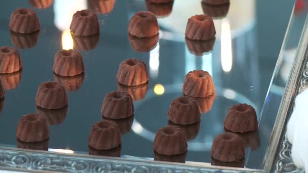 Chocolates em uma fábrica — Vídeo de Stock
