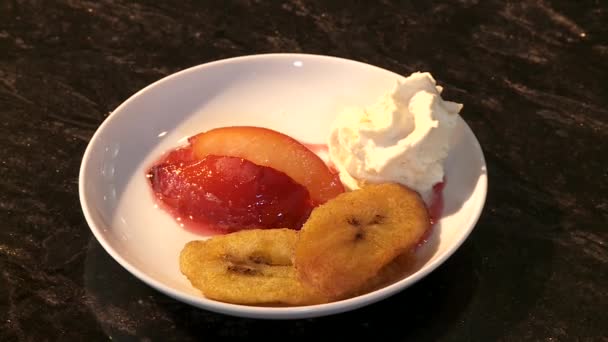 Leckeres Dessert mit Apfel und Banane — Stockvideo