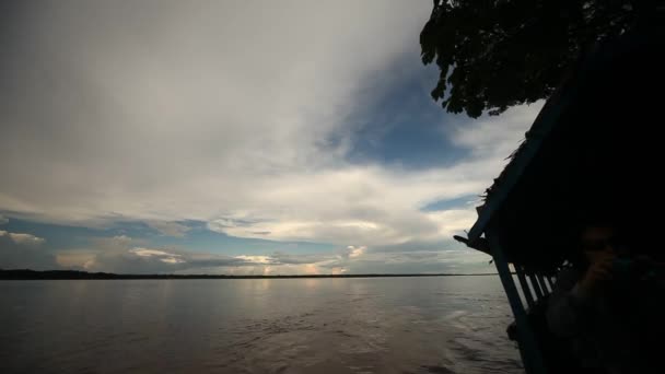 No rio Amazonas — Vídeo de Stock