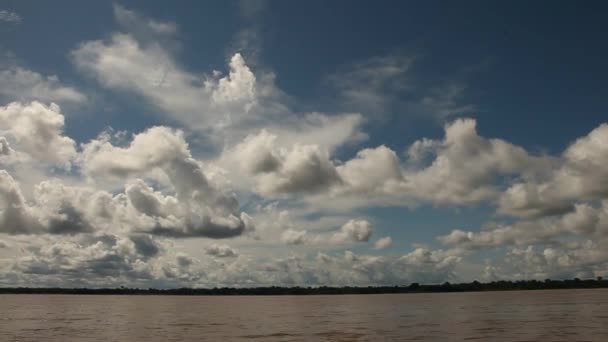 Paseo en barco por el río Amazonas — Vídeo de stock