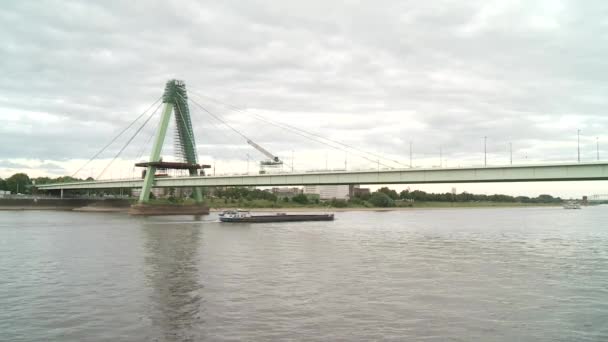 Ren Nehri üzerinde tekne — Stok video