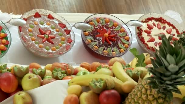 Frutas sobre la mesa — Vídeos de Stock