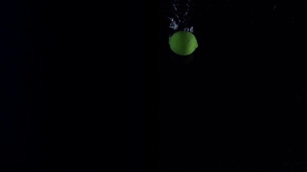 Lime falling into the water — Stock Video