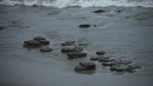 Olas de mar en la playa — Vídeos de Stock