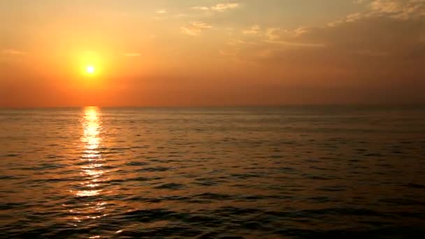Západ slunce nad vodou — Stock video