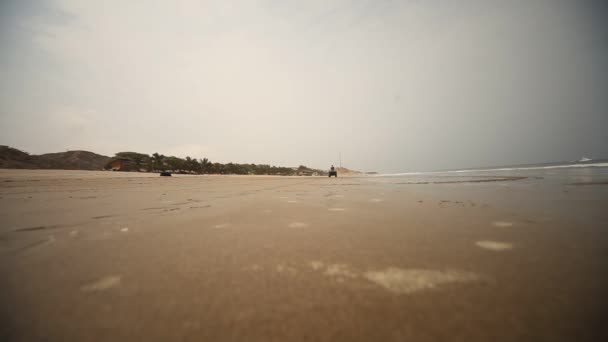 Mulher dirigindo quadriciclo na praia — Vídeo de Stock