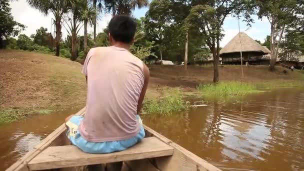 Людина в човні, неподалік від річки Амазонки — стокове відео