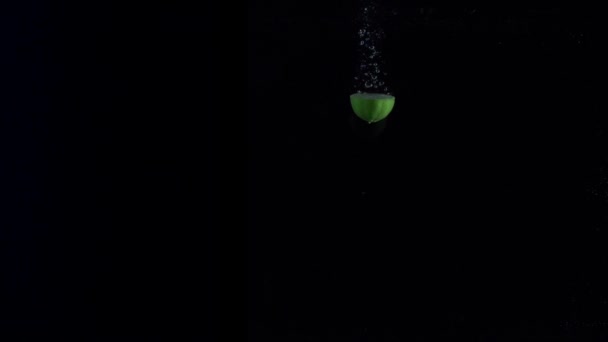 Lime falling into the water — Stock Video