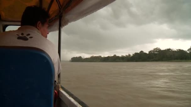 Hombre en el barco, en el río Amazonas — Vídeo de stock