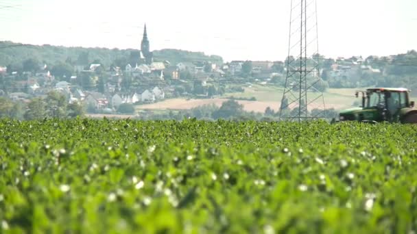 Tracteur avec racheté sur le terrain — Video