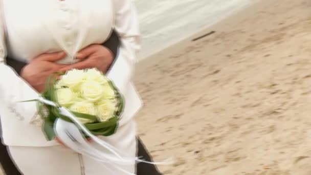 Nevěsta a ženich s kyticí — Stock video