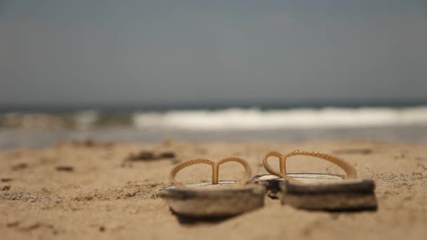 Vrouw met slippers op het strand — Stockvideo