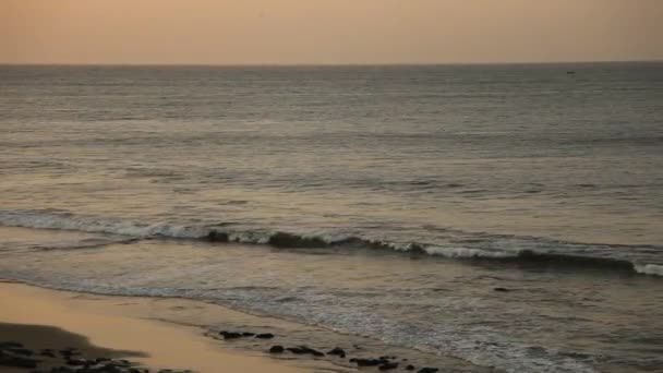 Olas de mar en la playa — Vídeo de stock