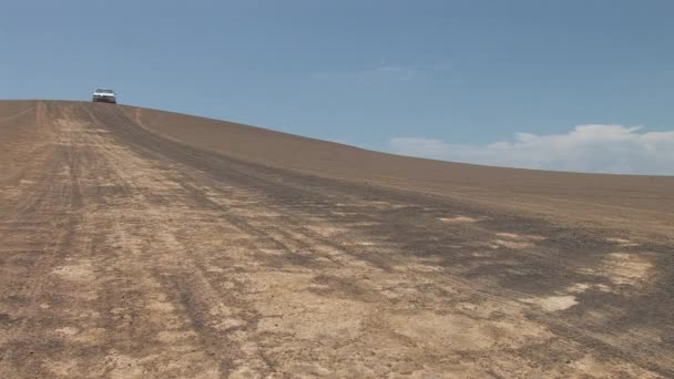 Bil i öken, paracas nationella parc — Stockvideo