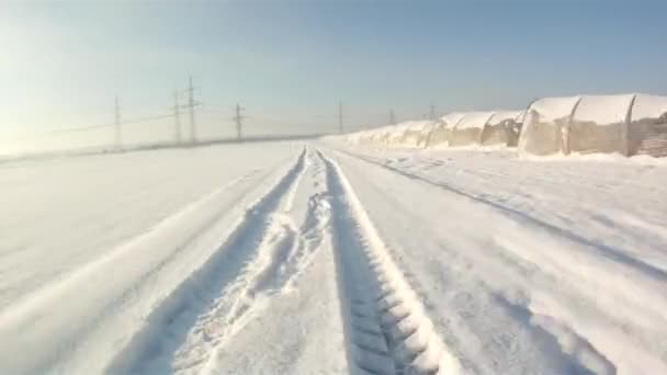 Rijden in de sneeuwlandschap — Stockvideo