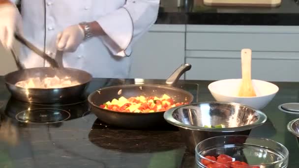 Essen kochen — Stockvideo