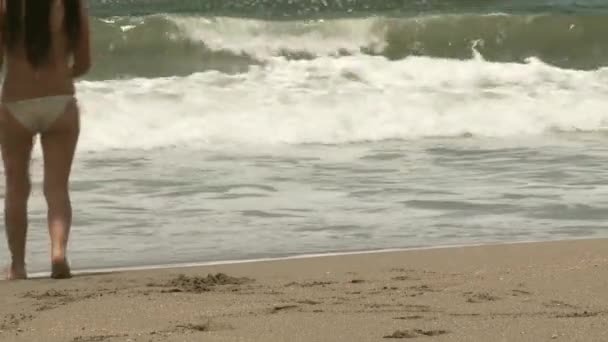 Mulher na praia — Vídeo de Stock