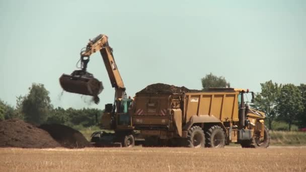 Tractores en un campo — Vídeo de stock