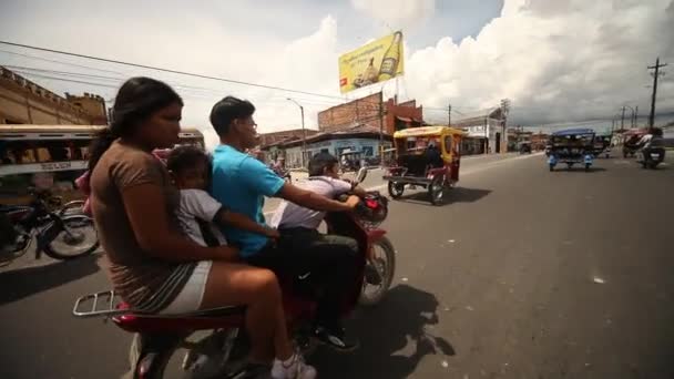 On the street of Iquitos, Peru — Stock Video