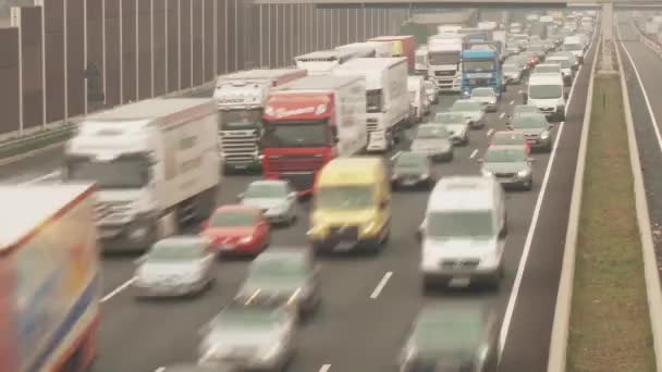 Keulen - 04 april: congestie op een snelweg in Duitsland in de buurt van Keulen over de autosnelweg a3 op 4 april 2012 — Stockvideo