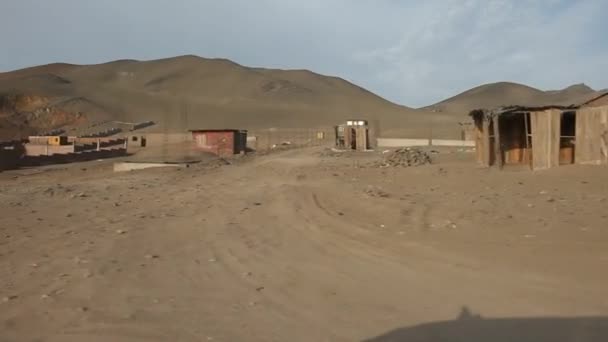 Podróż samochodem w slumsach na północ od Lima, Peru — Wideo stockowe