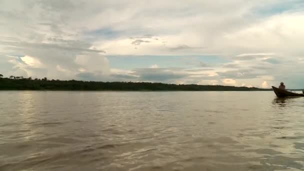 Scheepvaart op amazon river — Stockvideo