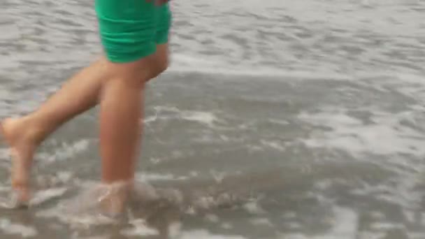 Frau läuft am Strand entlang — Stockvideo