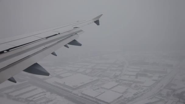 Полет над зимним пейзажем — стоковое видео
