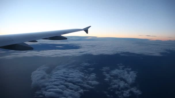 Flug in den Wolken — Stockvideo