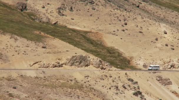 在安第斯山脉的沙漠道路上行驶的汽车 — 图库视频影像