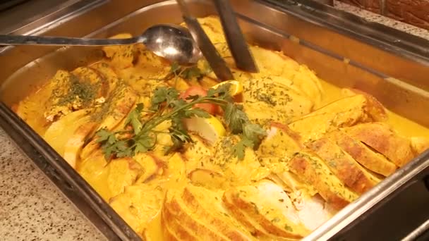 Gente tomando comida en el buffet — Vídeo de stock