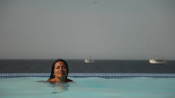 Mujer en piscina — Vídeos de Stock