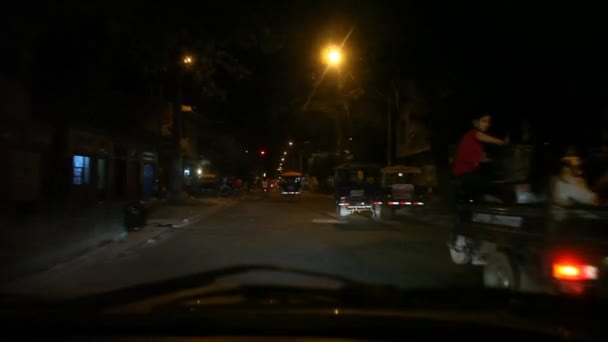 Driving in the Iquitos at night — Stock Video