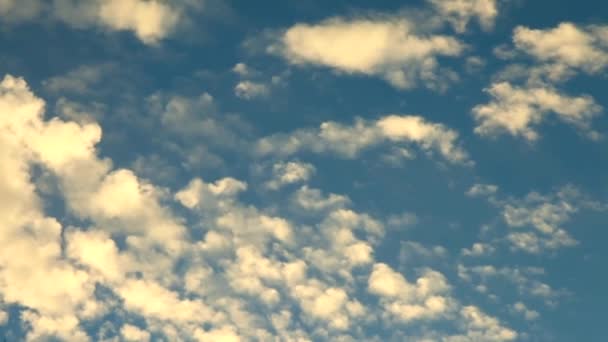 Videomaterial, Zeitraffer von Wolken mit Sonne — Stockvideo