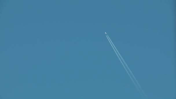 Gökyüzünde bir uçak — Stok video
