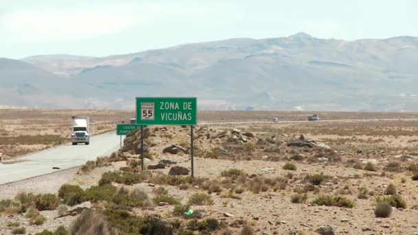 Caminhão no deserto — Vídeo de Stock