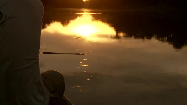 Paddeling con canoa en el río Amazonas — Vídeo de stock