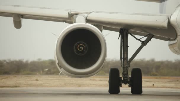 Flugzeug auf dem Flughafen — Stockvideo