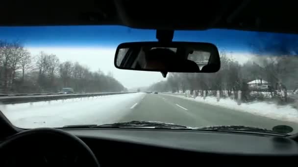 Conducir en el paisaje de nieve — Vídeo de stock