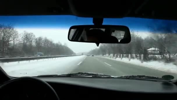 Conducir en el paisaje de nieve — Vídeos de Stock